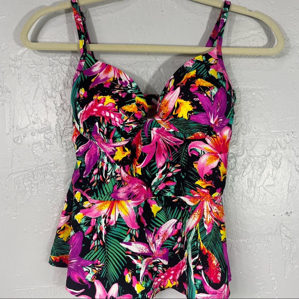 NWOT Kenneth Cole Reaction swim suit top Size S